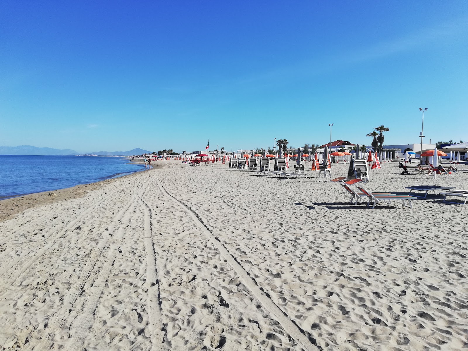 Foto de Playa Kami (Lido di Licola) con arena brillante superficie