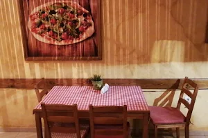Pizza Chata image