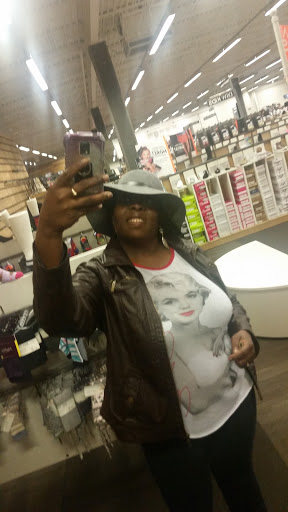 Shoe Store «DSW Designer Shoe Warehouse», reviews and photos, 7670 Richmond Hwy, Alexandria, VA 22306, USA