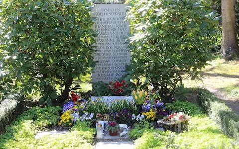 Grabstätte von Hannelore und Helmut Schmidt (Altbundeskanzler) image