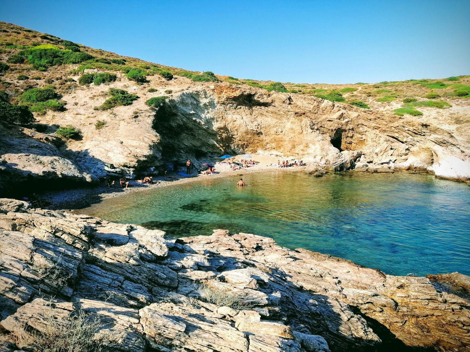 Fotografija Chiu beach z rjavi fini kamenček površino