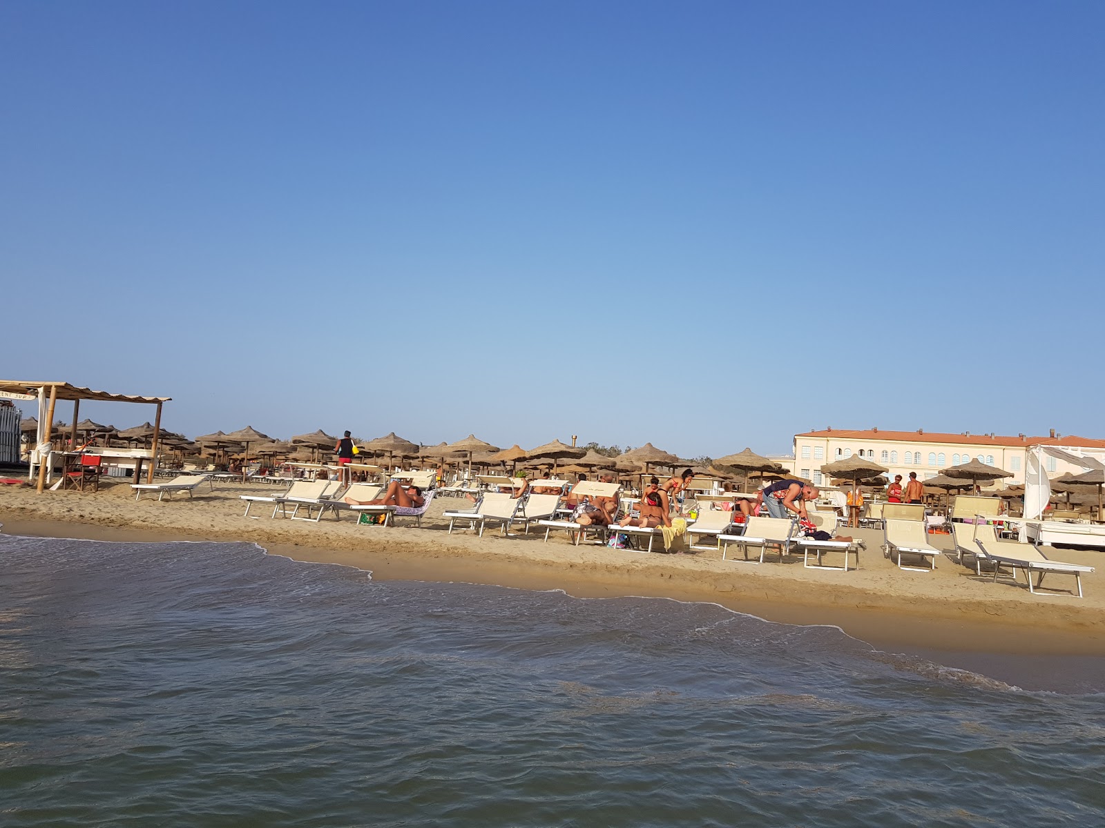 Foto de Spiaggia Libera Tirrenia y el asentamiento