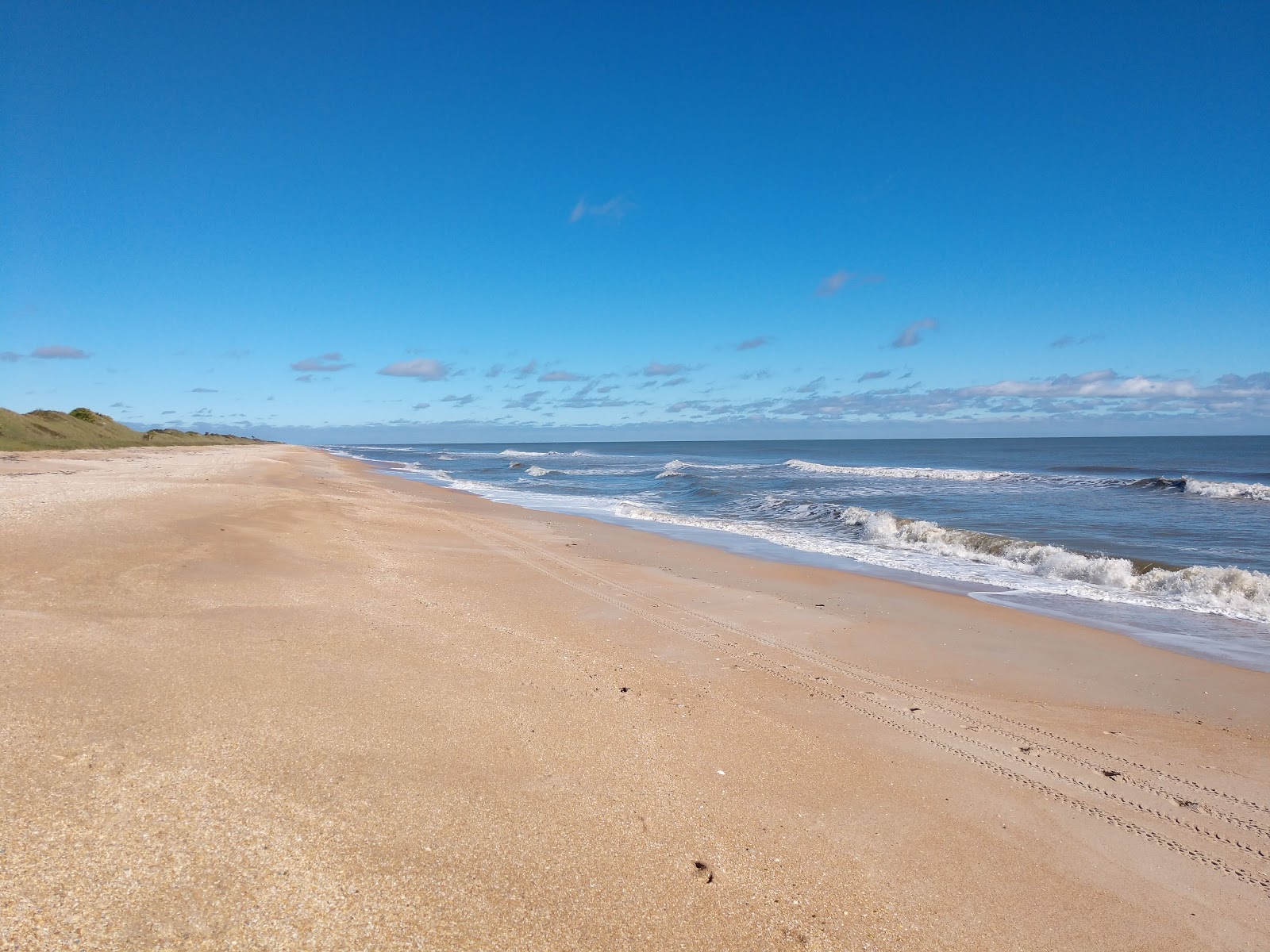 Foto di Guana Reserve beach con una superficie del sabbia di conchiglie beige