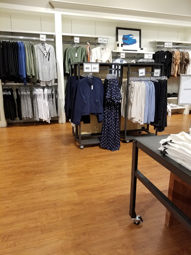 Clothing Store «Banana Republic», reviews and photos, 241 Fort Evans Rd NE, Leesburg, VA 20176, USA