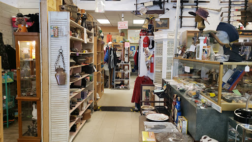 Flea Market «Fort Walton Beach Flea Market», reviews and photos, 125 Eglin Pkwy SE, Fort Walton Beach, FL 32548, USA