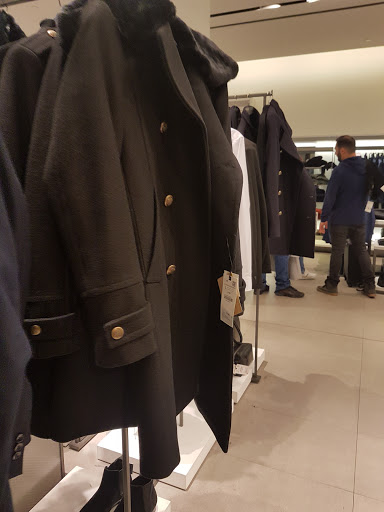 Stores to buy men's trench coats Budapest