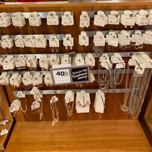 Clothing Store «Banana Republic», reviews and photos, 820 W Stacy Rd, Allen, TX 75013, USA