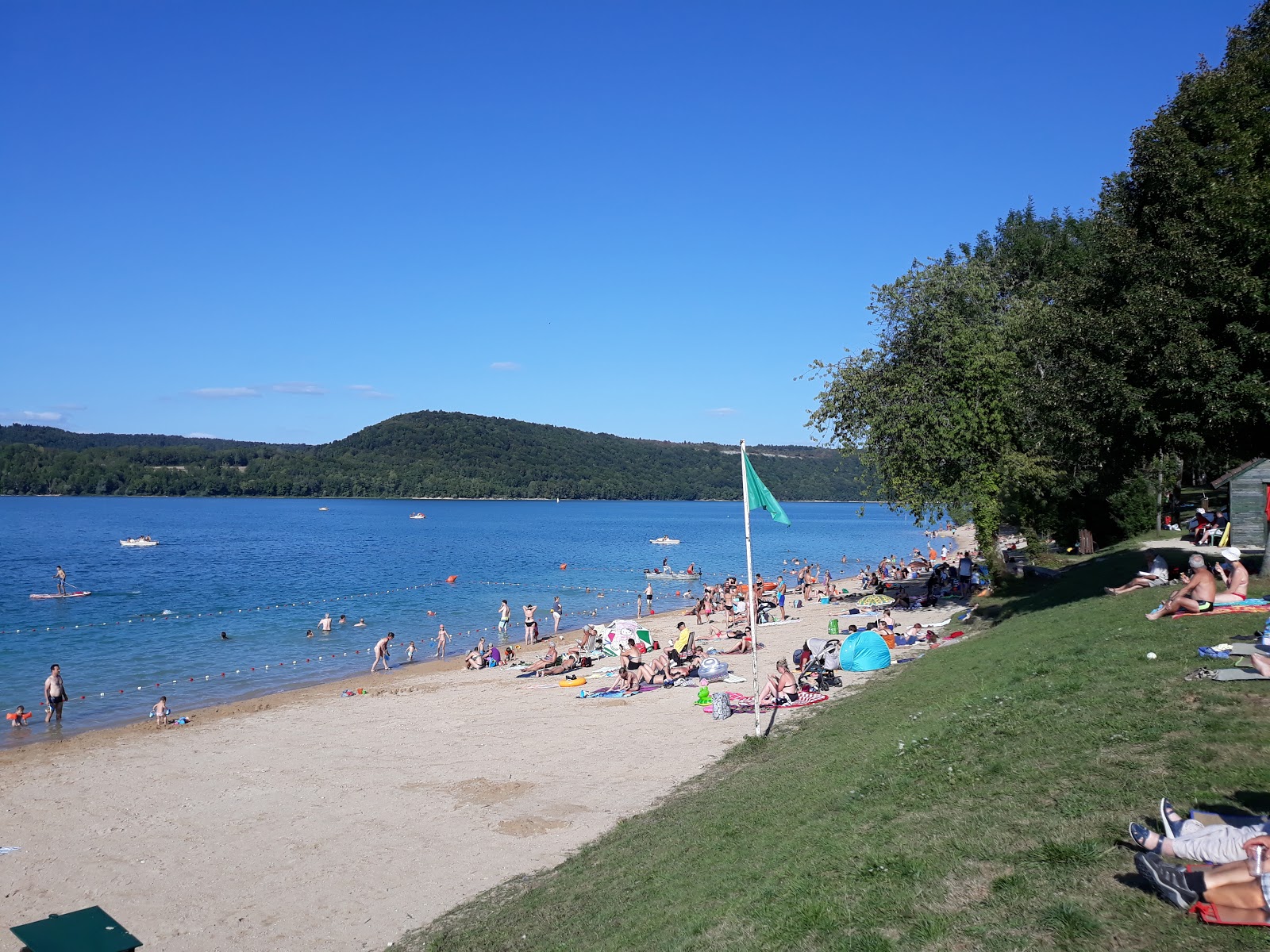 Φωτογραφία του Plage de Doucier με μπεζ άμμος επιφάνεια