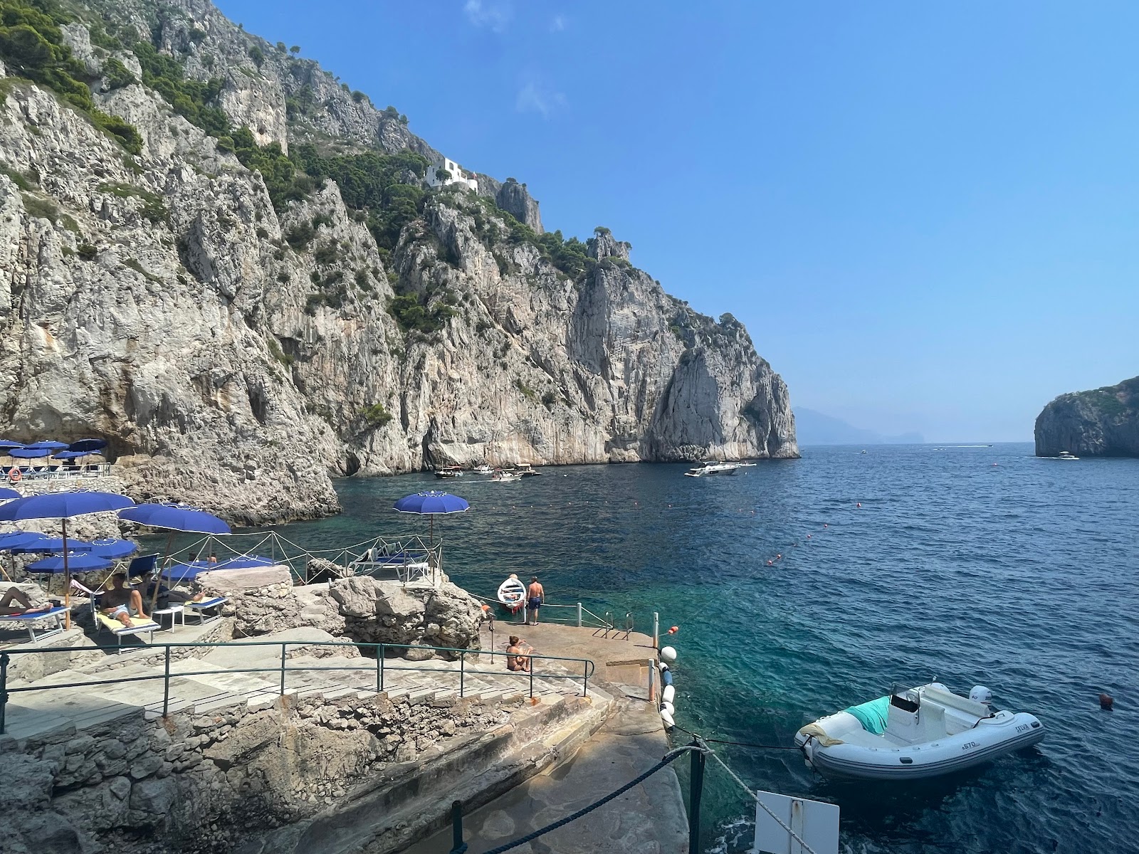 Foto av Spiaggia Da Luigi Ai Faraglioni med hög nivå av renlighet