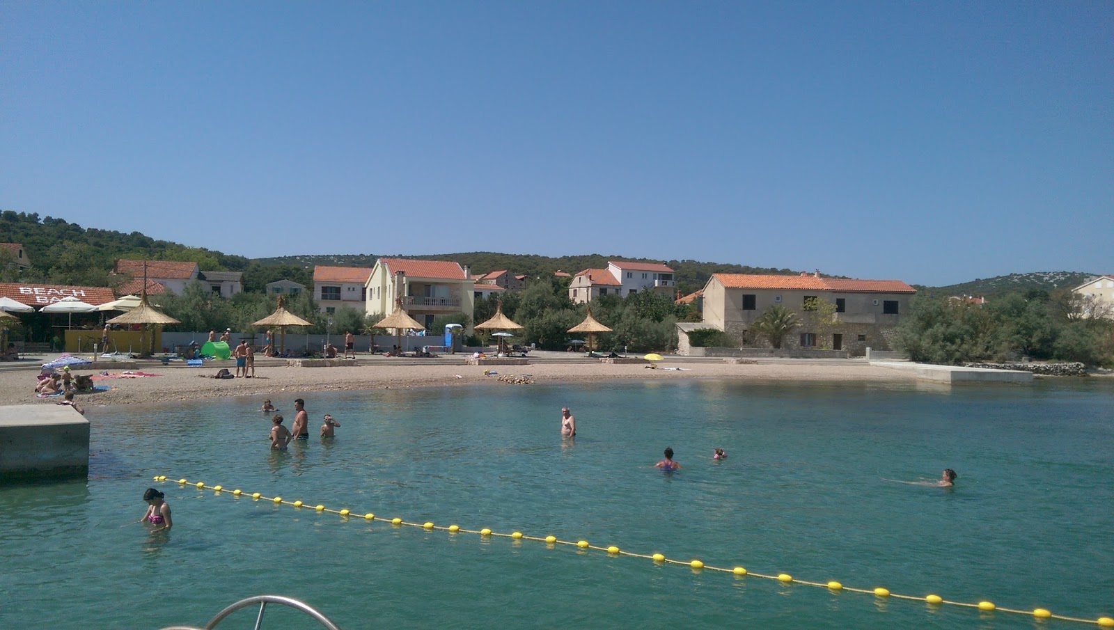 Tkon beach'in fotoğrafı ve yerleşim