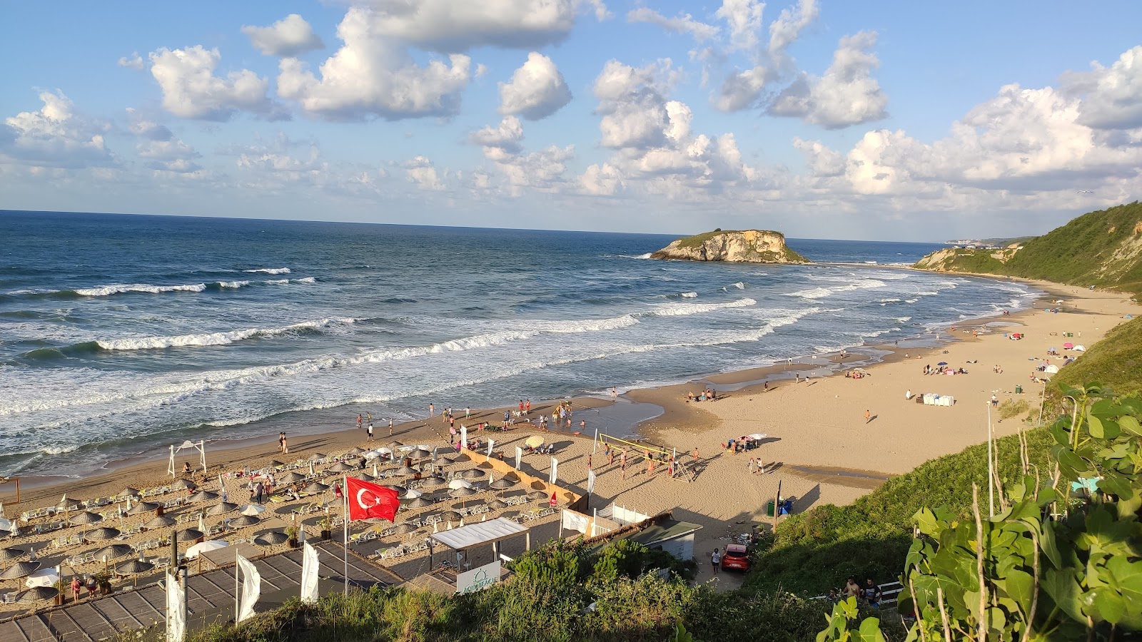 Photo de Uzunkum Plaji avec sable lumineux de surface