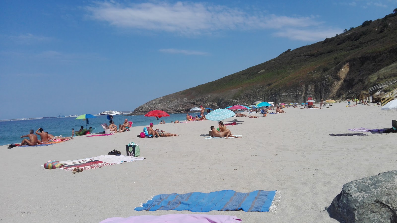 Foto di Praia de Combouzas con una superficie del sabbia beige fine