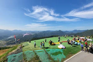 Zzang Paragliding image
