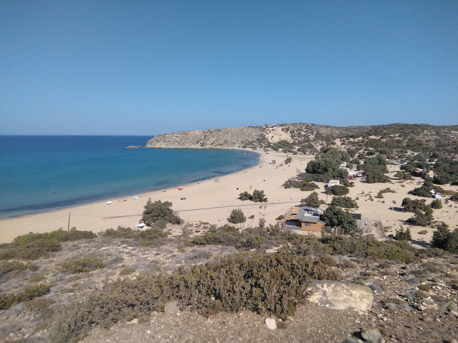 Foto av Sarakiniko Beach med turkos rent vatten yta