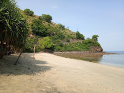 Pandanan beach'in fotoğrafı uçurumlarla desteklenmiş