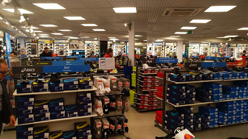 магазины, где можно купить детскую спортивную обувь Москва