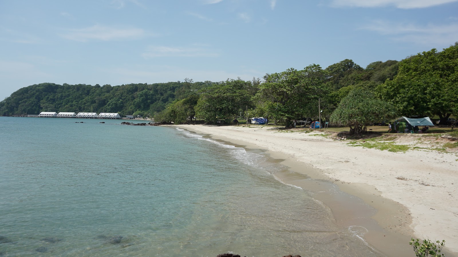 Φωτογραφία του Chakphong Beach με ευθεία ακτή