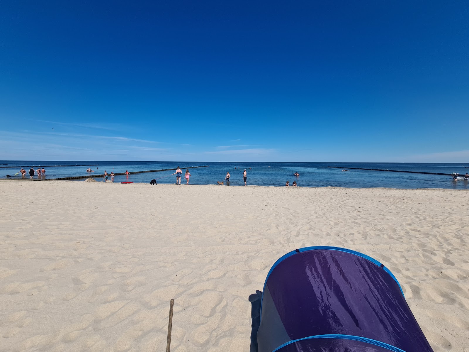 Photo de Koserow Strand avec rivage droit, long