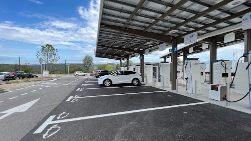 Borne de recharge de véhicules électriques TotalEnergies Station de recharge Fréjus