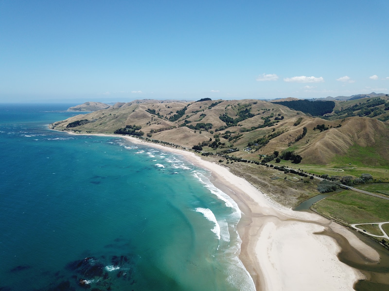 Pouawa Beach'in fotoğrafı düz ve uzun ile birlikte