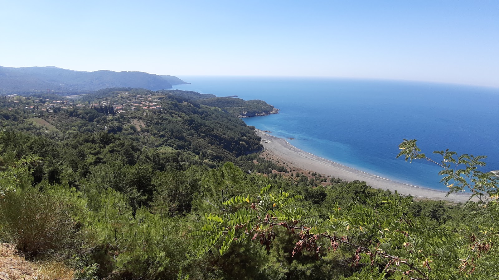 Foto de Gomu Beach com areia cinza e seixos superfície