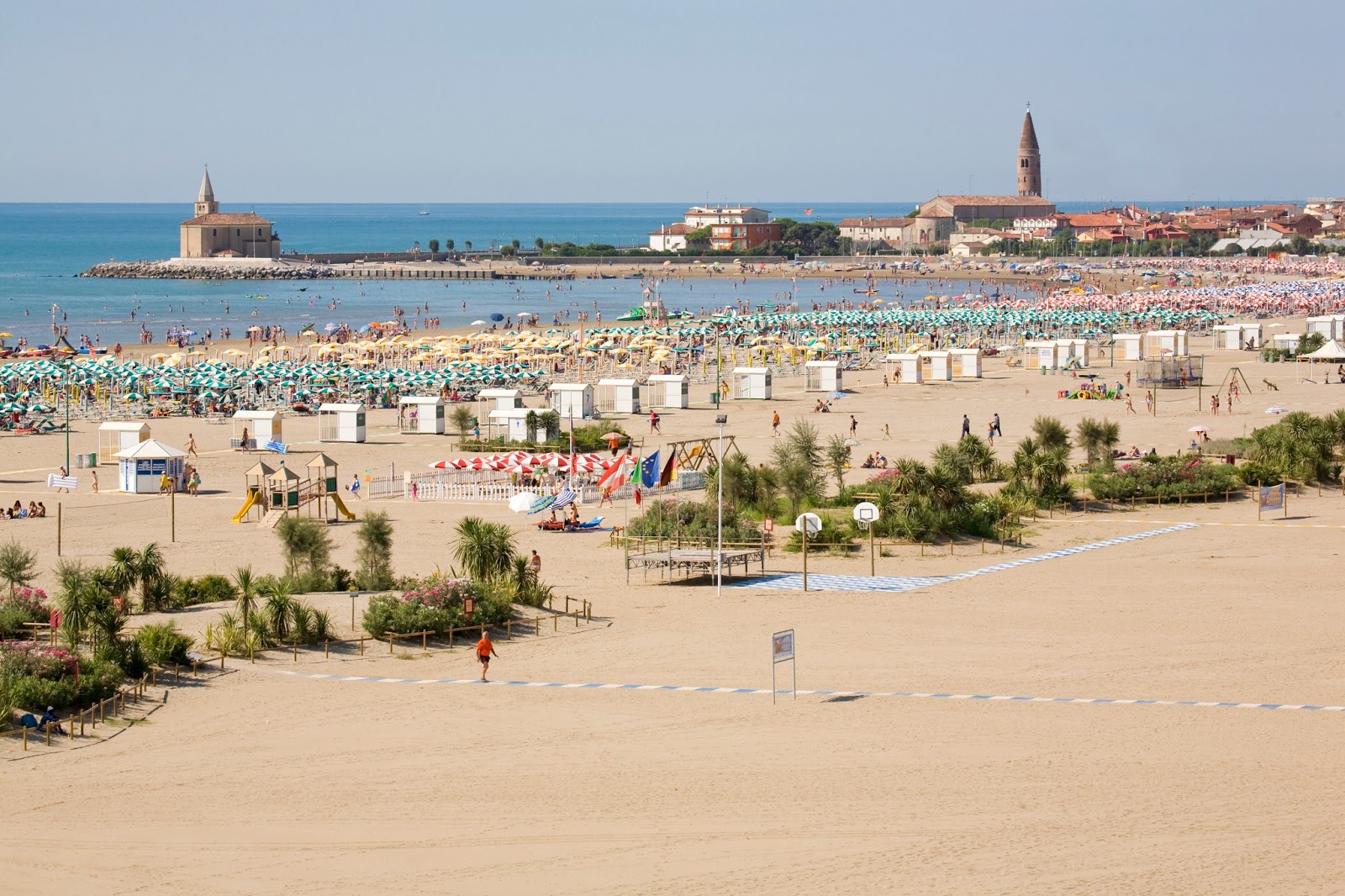 Foto de Spiaggia di Levante com areia bege fina superfície