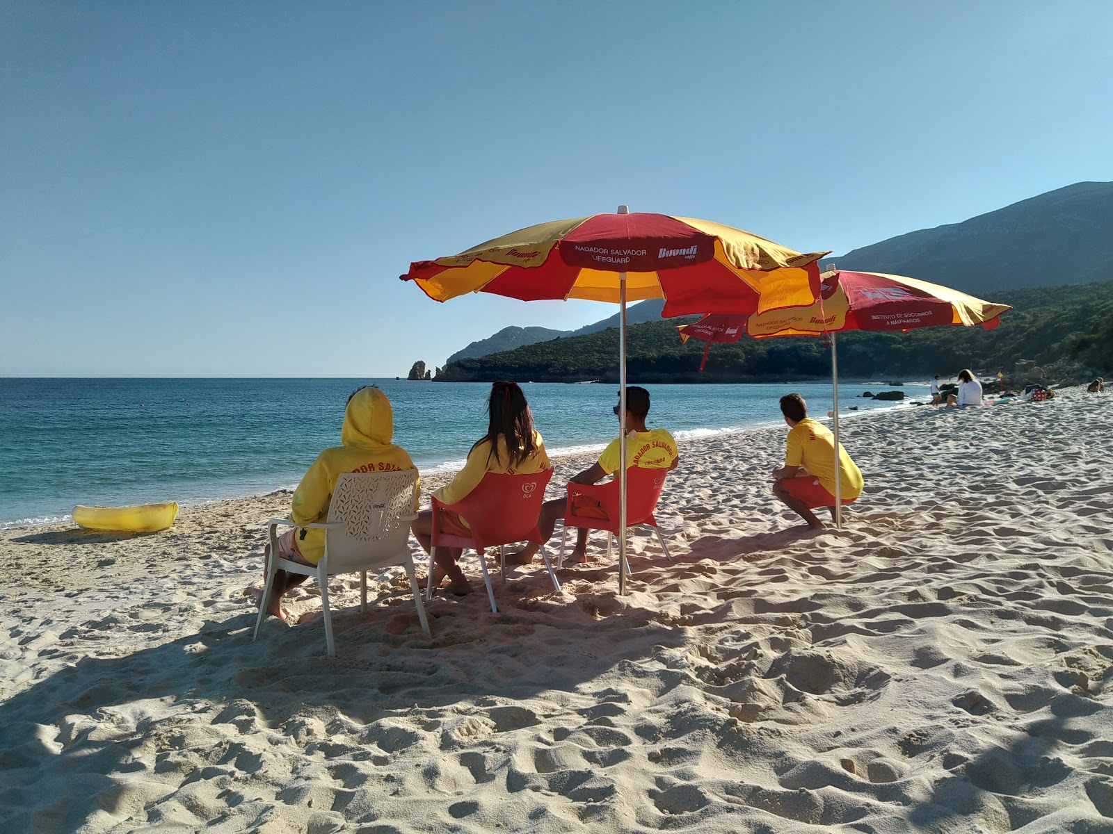 Photo de Galapos beach protégé par des falaises