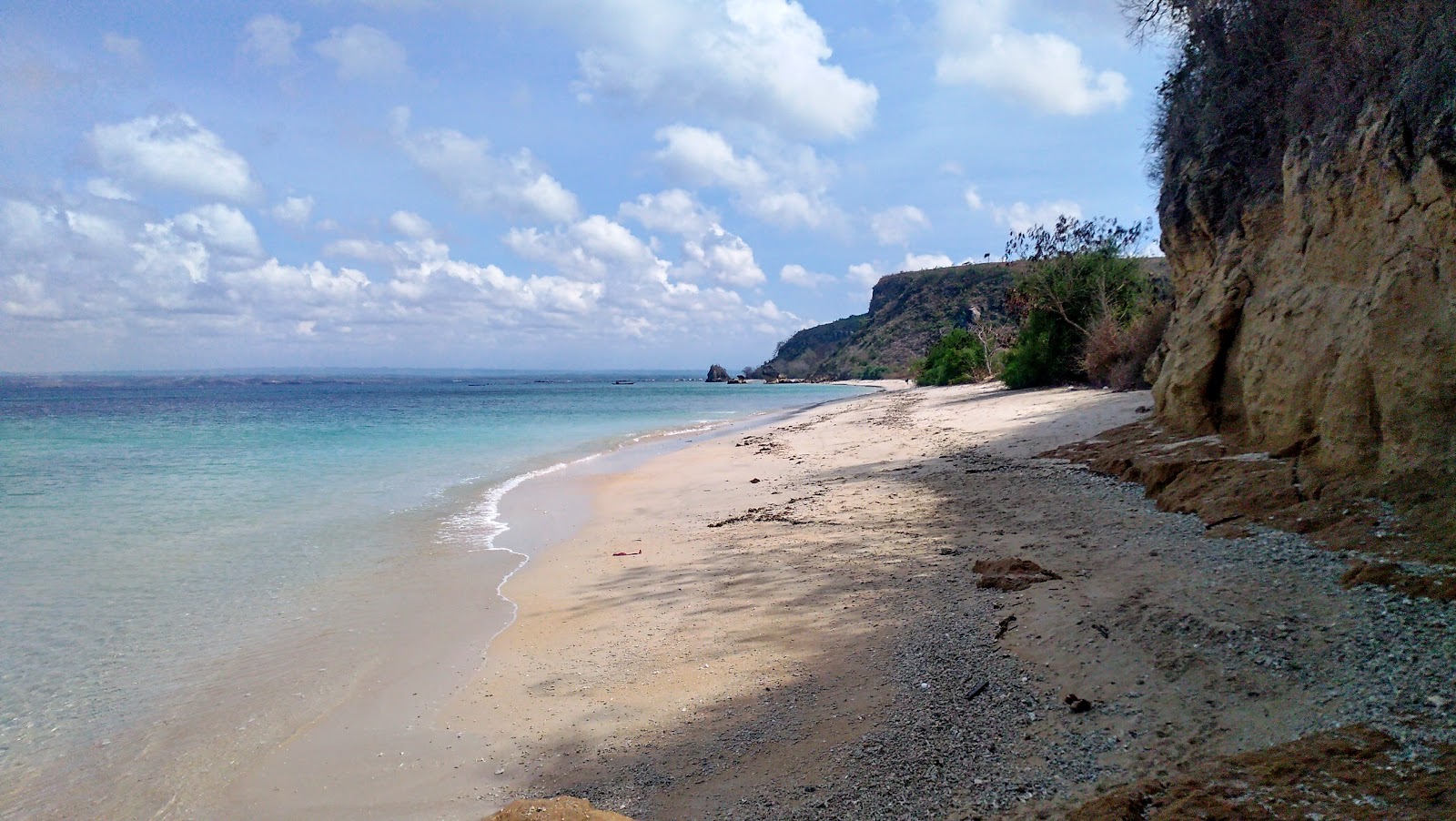 Foto di Batu Jamur Beach con una superficie del sabbia luminosa