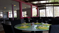 Atmosphère du Restaurant français Les Terrasses de l'Ile à Bannay - n°10