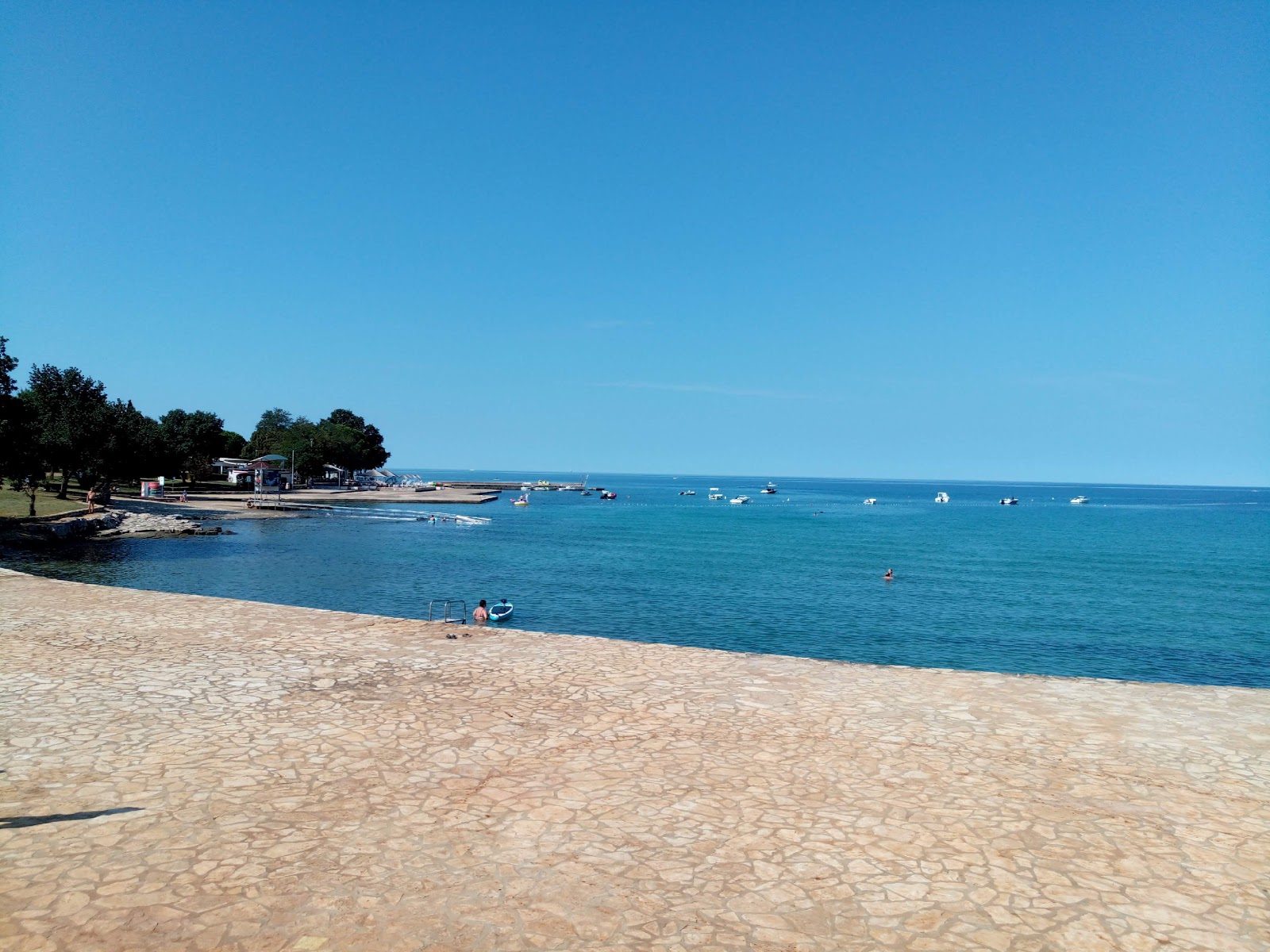 Foto von Canova Park beach mit beiger sand & steine Oberfläche