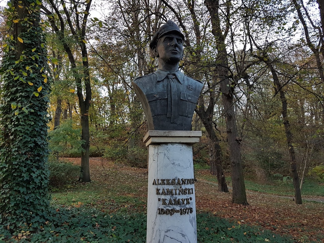 Aleksander Kamiński Monument