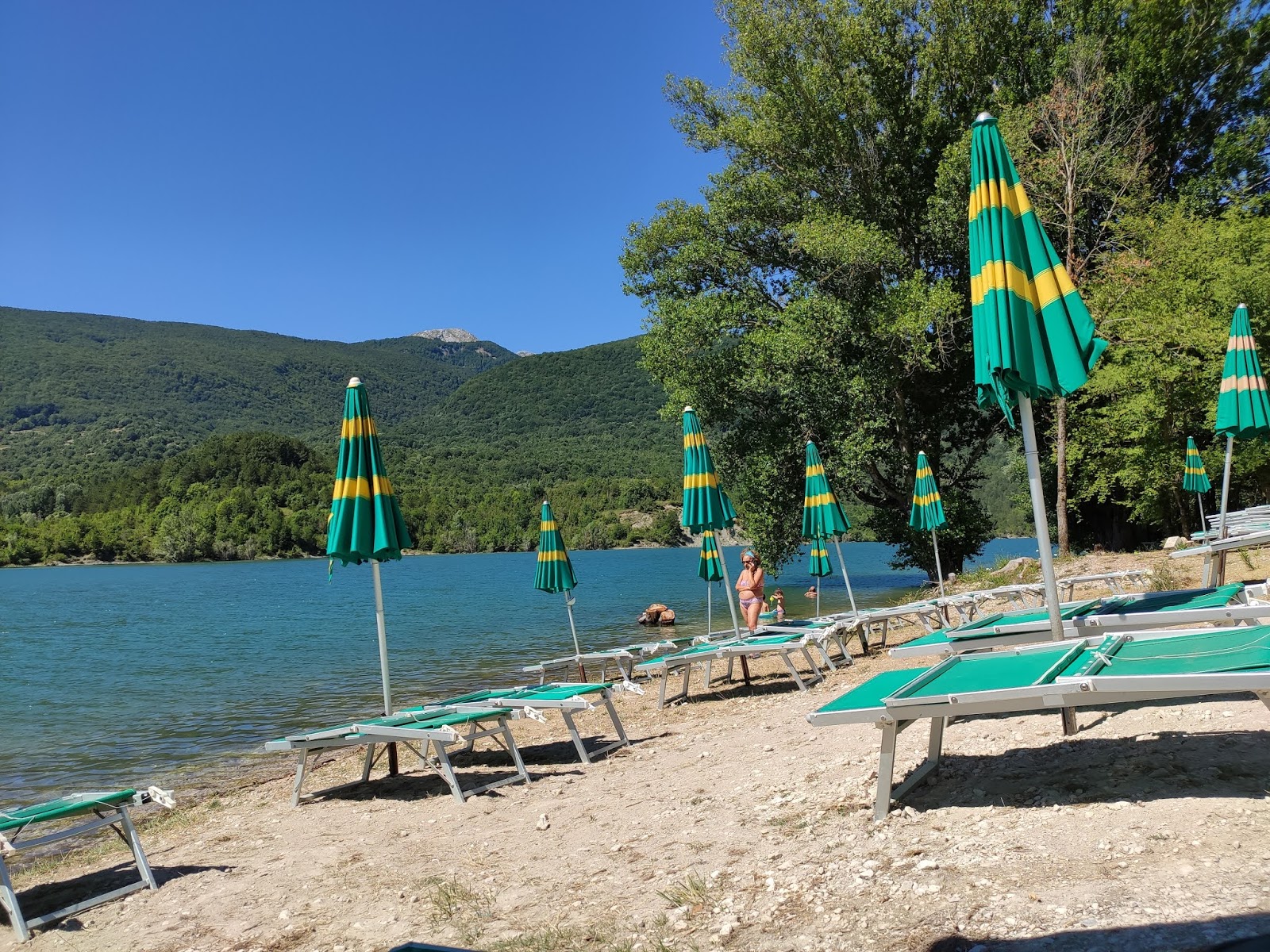 La Gravara Beach- Lago di Barrea'in fotoğrafı - rahatlamayı sevenler arasında popüler bir yer