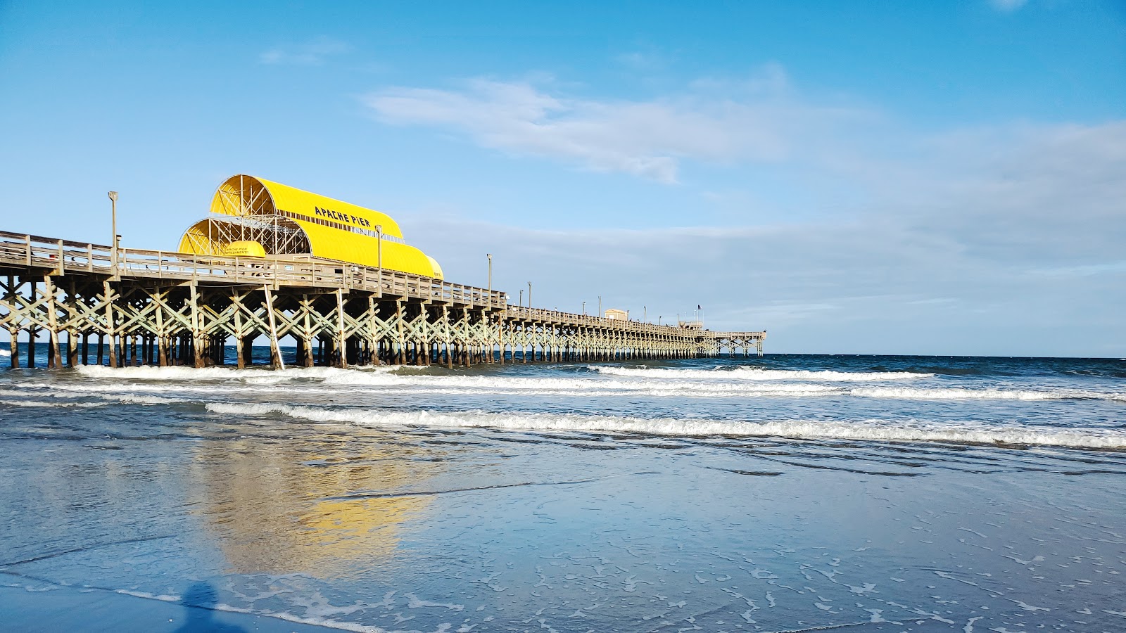Foto de Myrtle beach Pier com linha costeira longa e reta