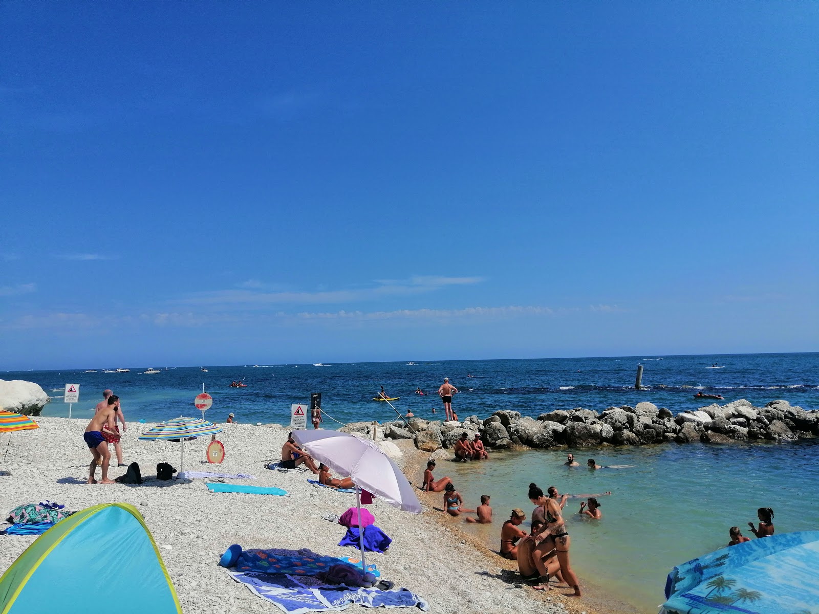 Photo de Plage Frate entouré de montagnes