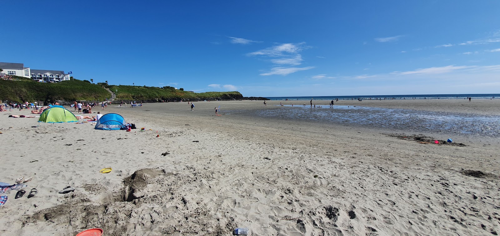 Valokuva Inchydoney Beachista. pinnalla turkoosi puhdas vesi:n kanssa