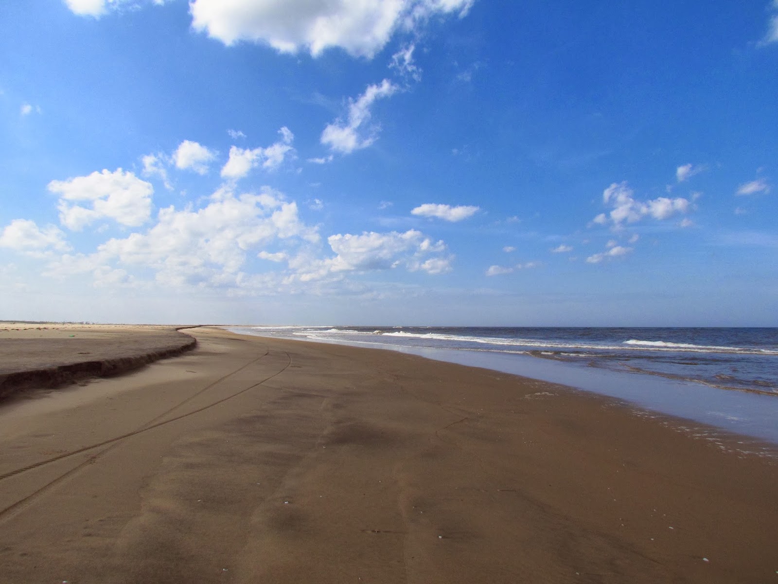 Foto van Pazhaiyar Beach met helder zand oppervlakte
