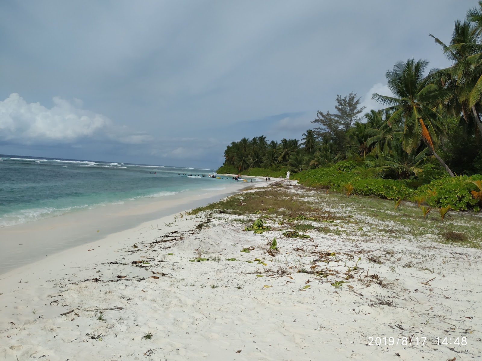 Photo de Meedhoo Beach avec plage spacieuse