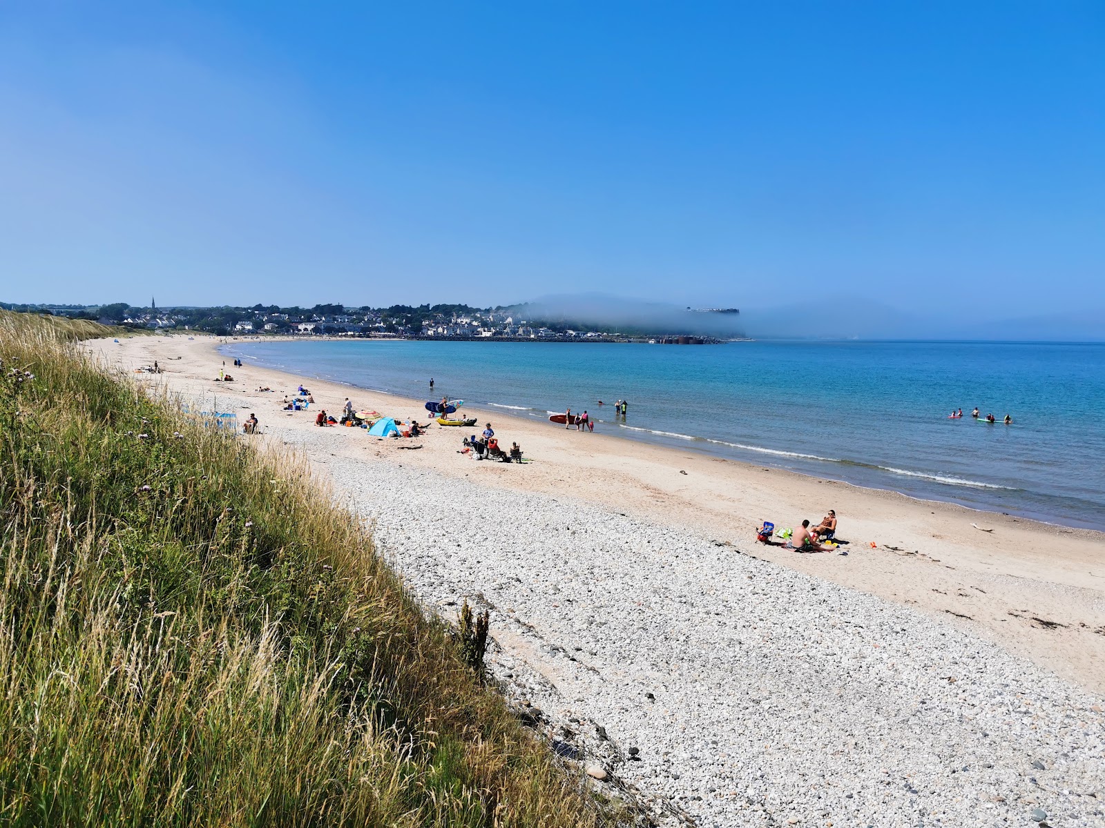 Foto de Ballycastle Beach com areia bege e seixos superfície