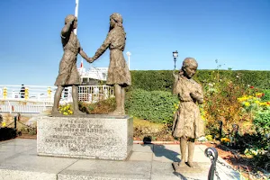 Japan-America Friendship Girl Scouts Statue image