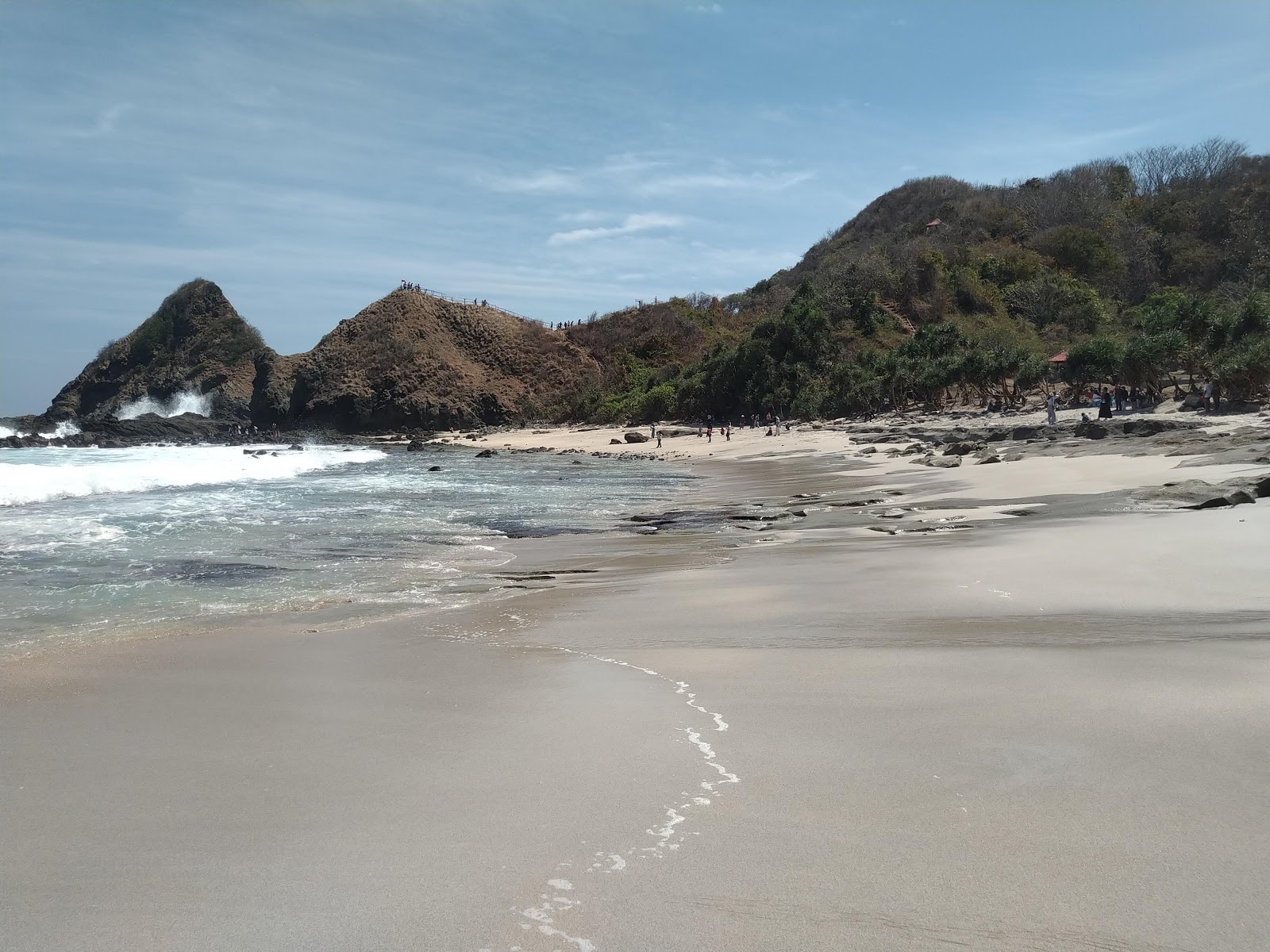 Telawas Beach'in fotoğrafı uçurumlarla desteklenmiş