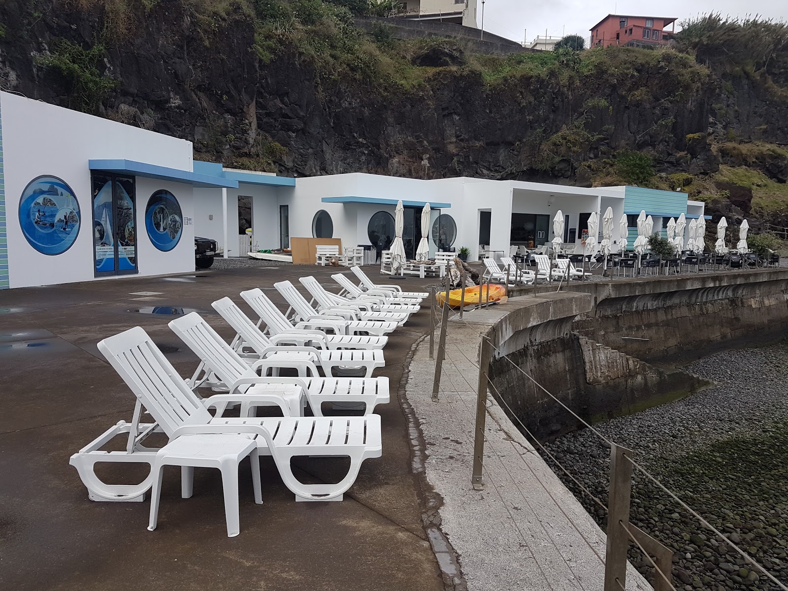 Φωτογραφία του Natural public swimming pool παροχές περιοχής