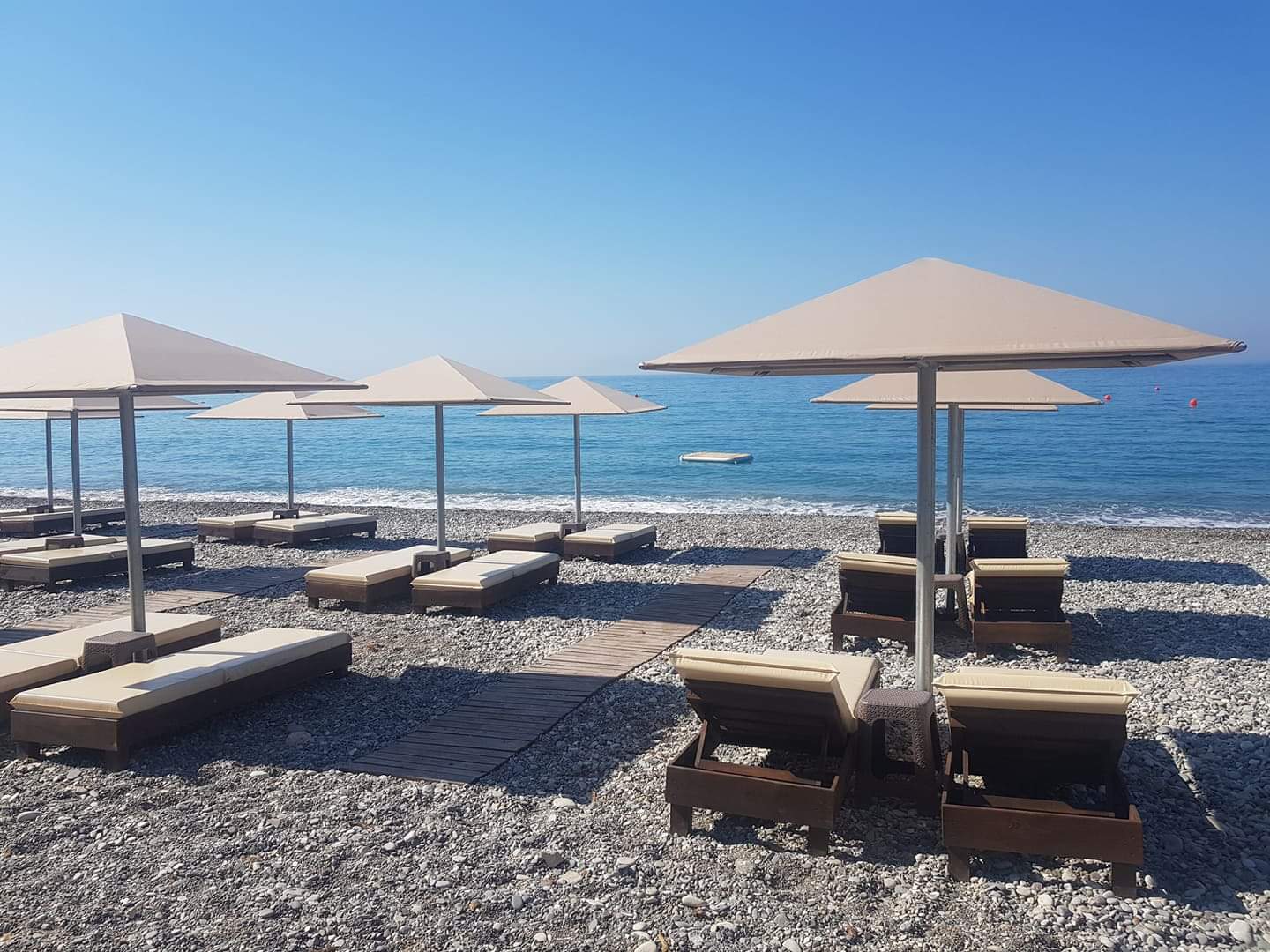 Pissouri beach'in fotoğrafı uçurumlarla desteklenmiş
