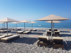 Pissouri beach'in fotoğrafı uçurumlarla desteklenmiş