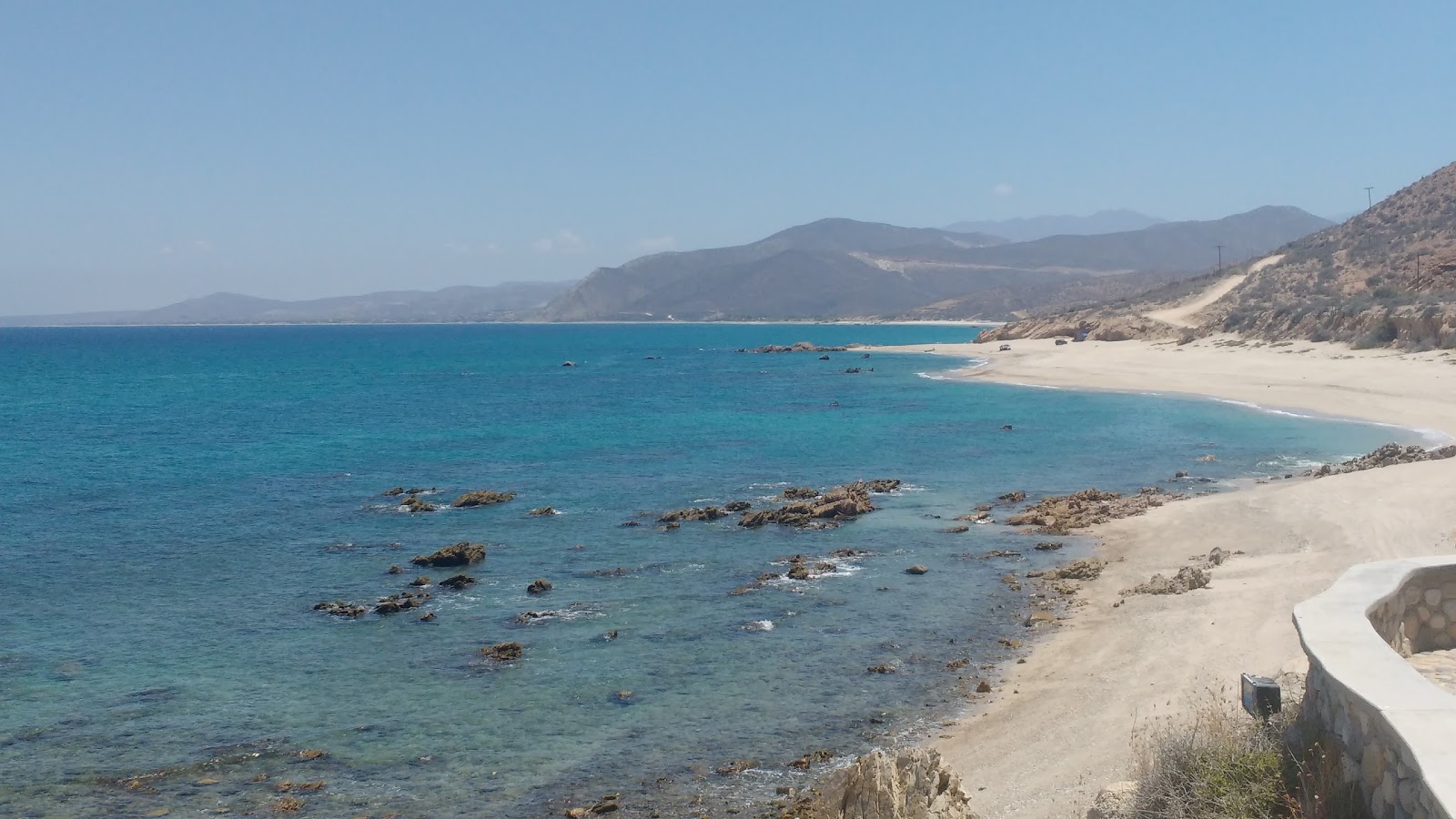 Foto von Punta Pescadero Beach umgeben von Bergen