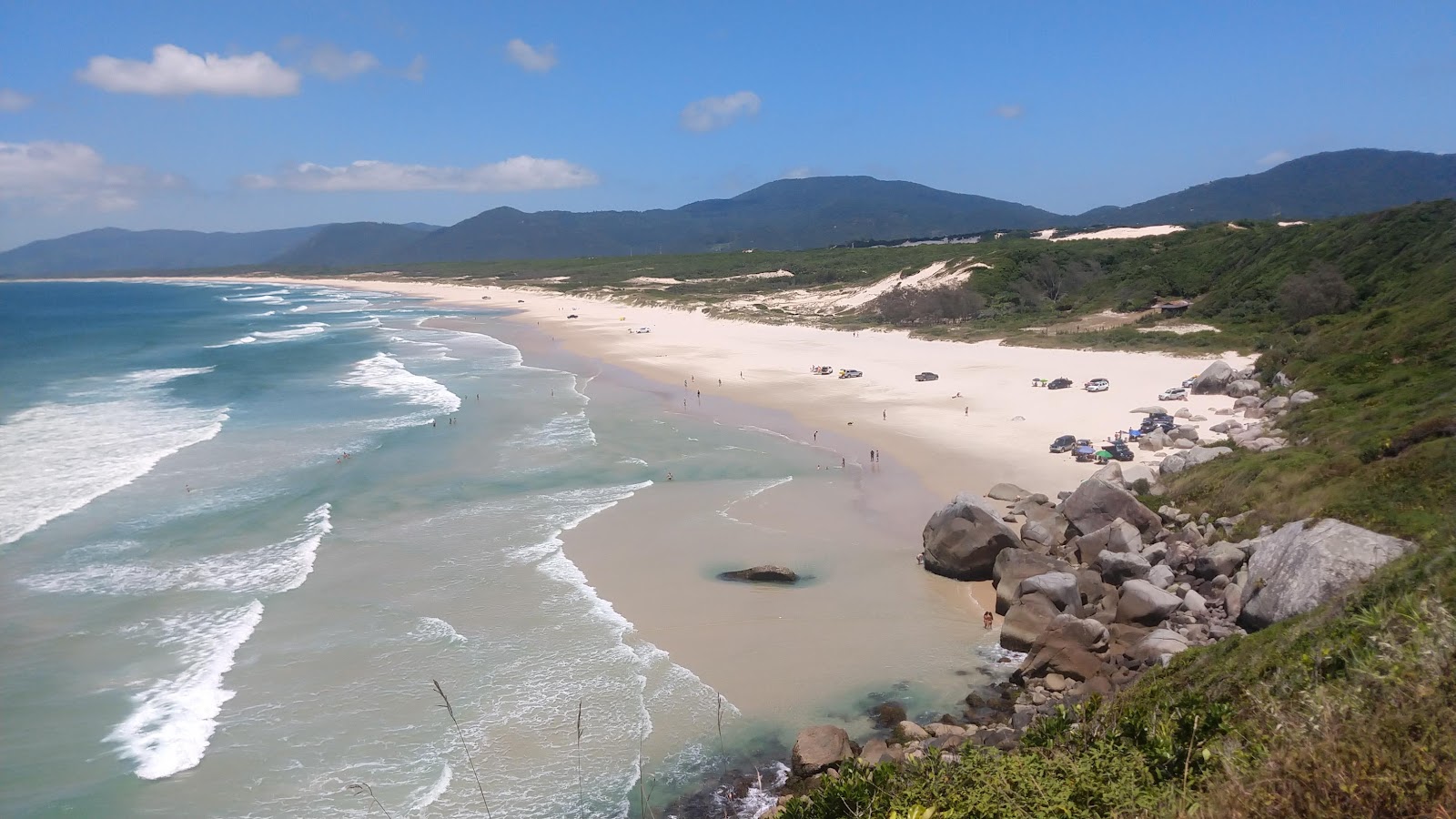 Foto di Praia do Moiambique con una superficie del sabbia beige fine
