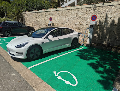 Borne de recharge de véhicules électriques Threeforce Charging Station La Rochelle