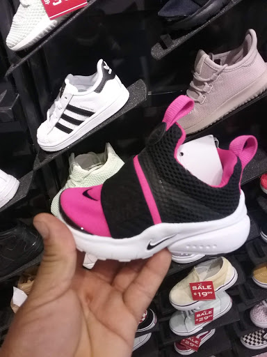 Clothing Store «Express», reviews and photos, 3101 Steinway St, Astoria, NY 11103, USA