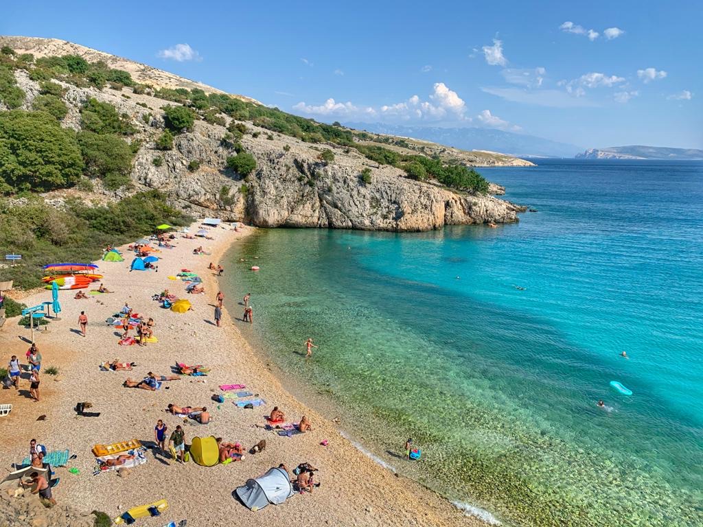Zdjęcie Zala beach z powierzchnią biały kamyk