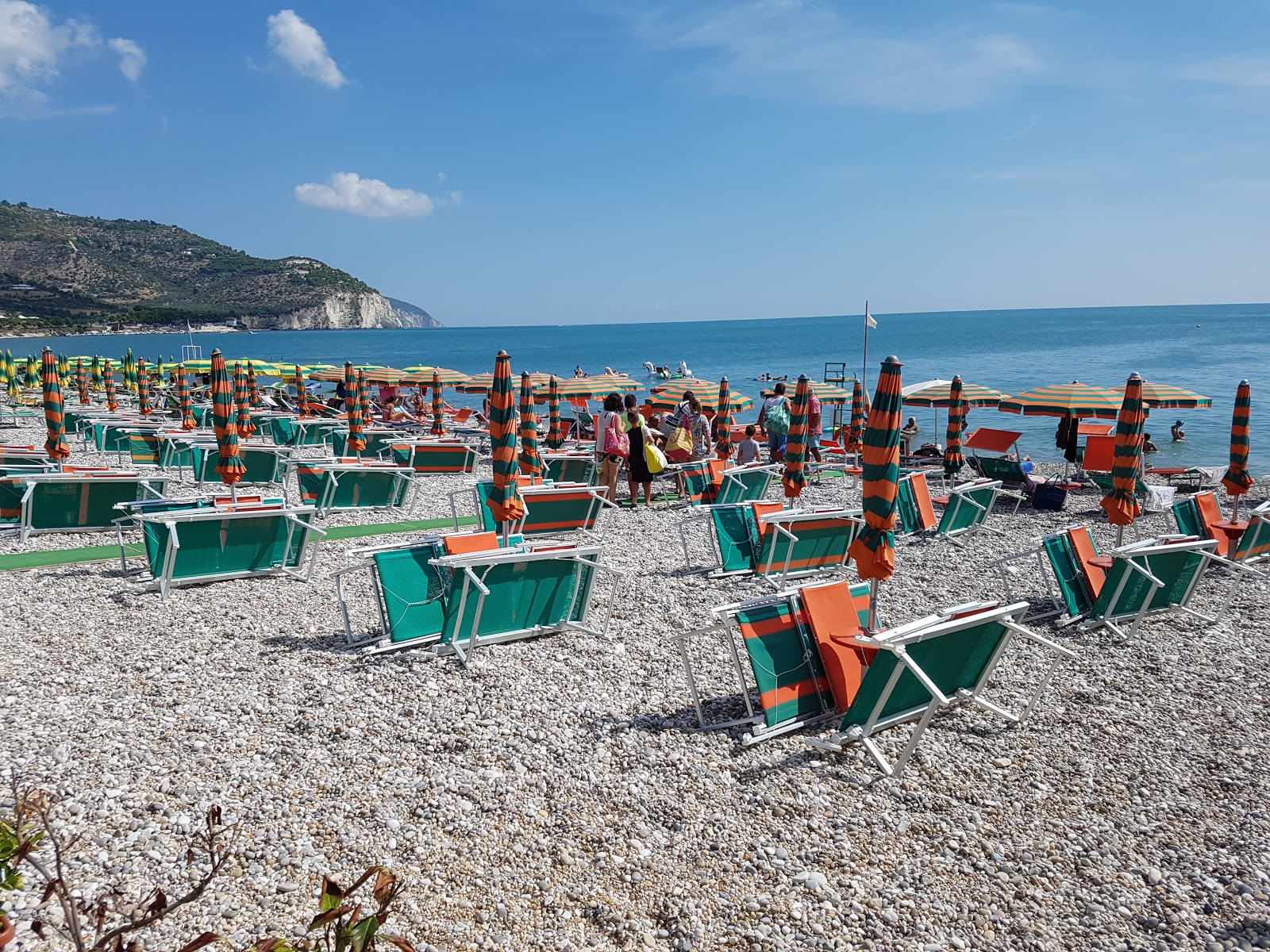 Spiaggia di Piana di Mattinata'in fotoğrafı - rahatlamayı sevenler arasında popüler bir yer