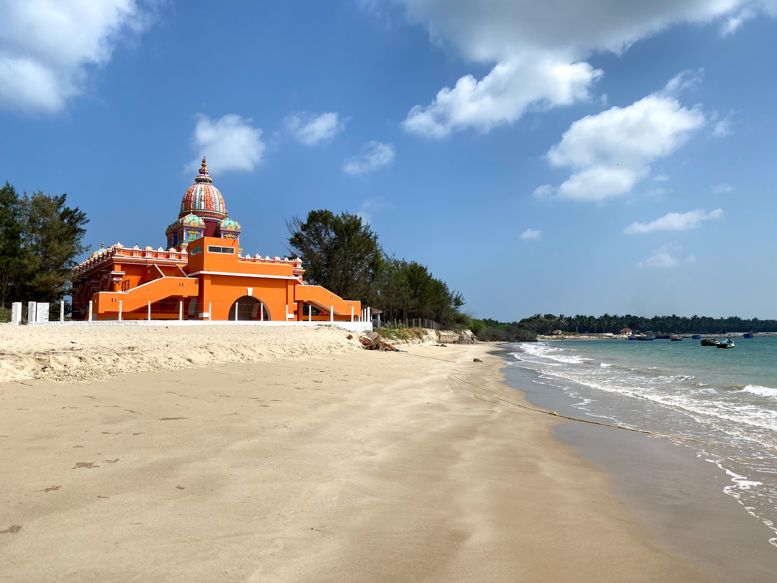 Φωτογραφία του Kunthukal Beach με ευρύχωρη ακτή